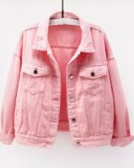 Blouson en jean rose à simple boutonnage pour femme sur fond gris