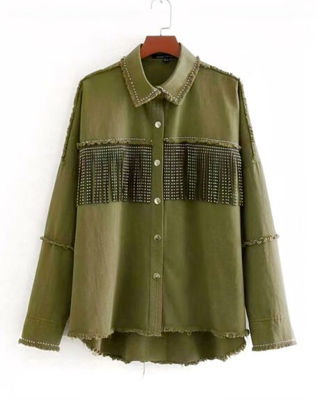 Blouson en jean vintage effiloché avec franges pour femme sur fond blanc