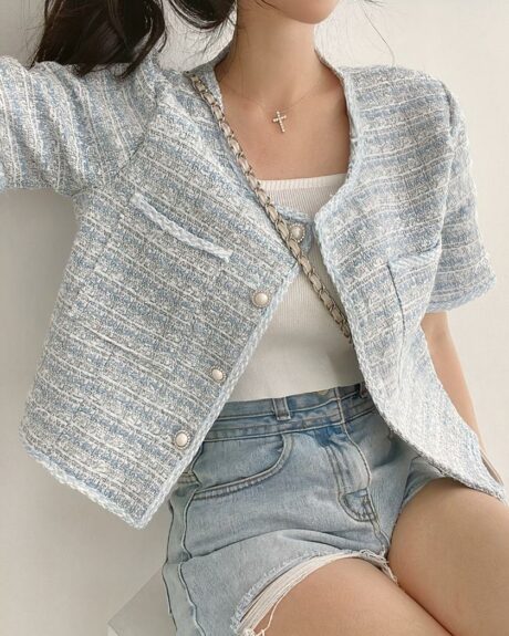 Blouson en tweed à manches courtes pour femme, pour l'été, de couleur bleu et blanc, porté par une femme