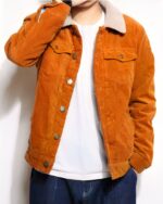 Blouson épais et ample en velours côtelé pour homme sur un homme sur fond blanc