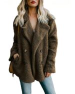 Blouson fourré à col rabattu en fourrure d'agneau et coton pour femme porté par une femme sur fond blanc
