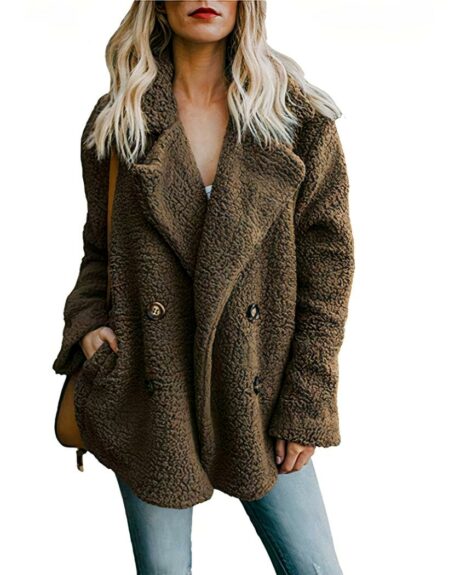 Blouson fourré à col rabattu en fourrure d'agneau et coton pour femme porté par une femme sur fond blanc