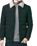 Blouson fourré court à revers pour homme sur un homme sur fond blanc