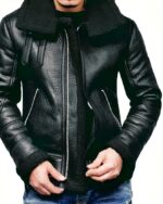 Blouson fourré en simili cuir à col haut pour homme sur un homme sur fond blanc