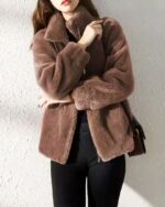 Blouson fourré et chaud en fausse fourrure pour femme sur une femme sur fond blanc