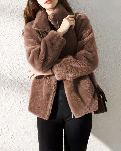 Blouson fourré et chaud en fausse fourrure pour femme sur une femme sur fond blanc