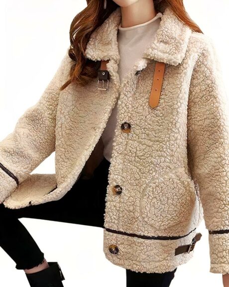 Blouson fourré et épais en cachemire pour femme sur une femme sur fond blanc