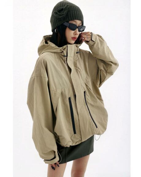 Blouson imperméable ample avec capuche pour femme sur une femme sur fond gris