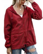 Blouson imperméable chaud à capuche pour femme sur une femme sur fond blanc