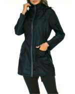 Blouson imperméable coupe-vent à capuche avec poches pour femme sur une femme sur fond blanc