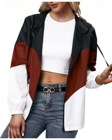 Blouson imperméable coupe-vent de sport pour femme sur une femme sur fond blanc