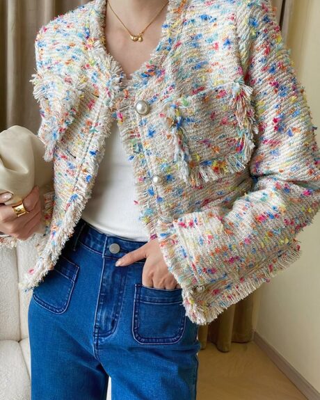 Blouson laine femme, col rond, multicolore, boutonnage simple, porté par une femme