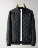 Blouson matelassé noir et intérieur fourré sur un fond gris
