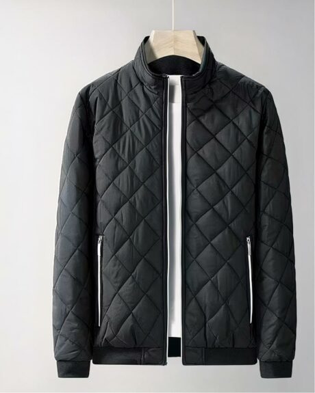 Blouson matelassé noir et intérieur fourré sur un fond gris