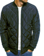 Blouson matelassé chaud en coton à col épais pour homme sur un homme sur fond blanc