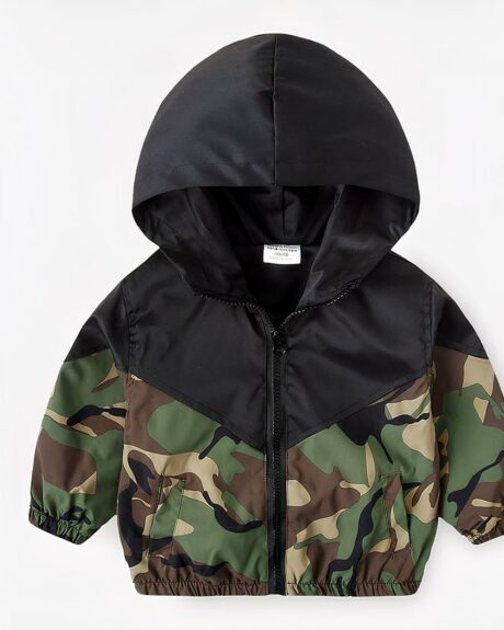 Un blouson noir et militaire à capuche pour garçon sur fond blanc.