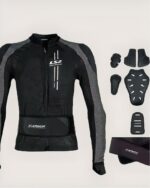 Blouson moto femme fin et extensible présenté sur fond blanc