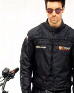 Blouson moto homme, coupe-vent et résistant, pour l'hiver, de couleur noir, porté par un homme avec lunette de soleil noir