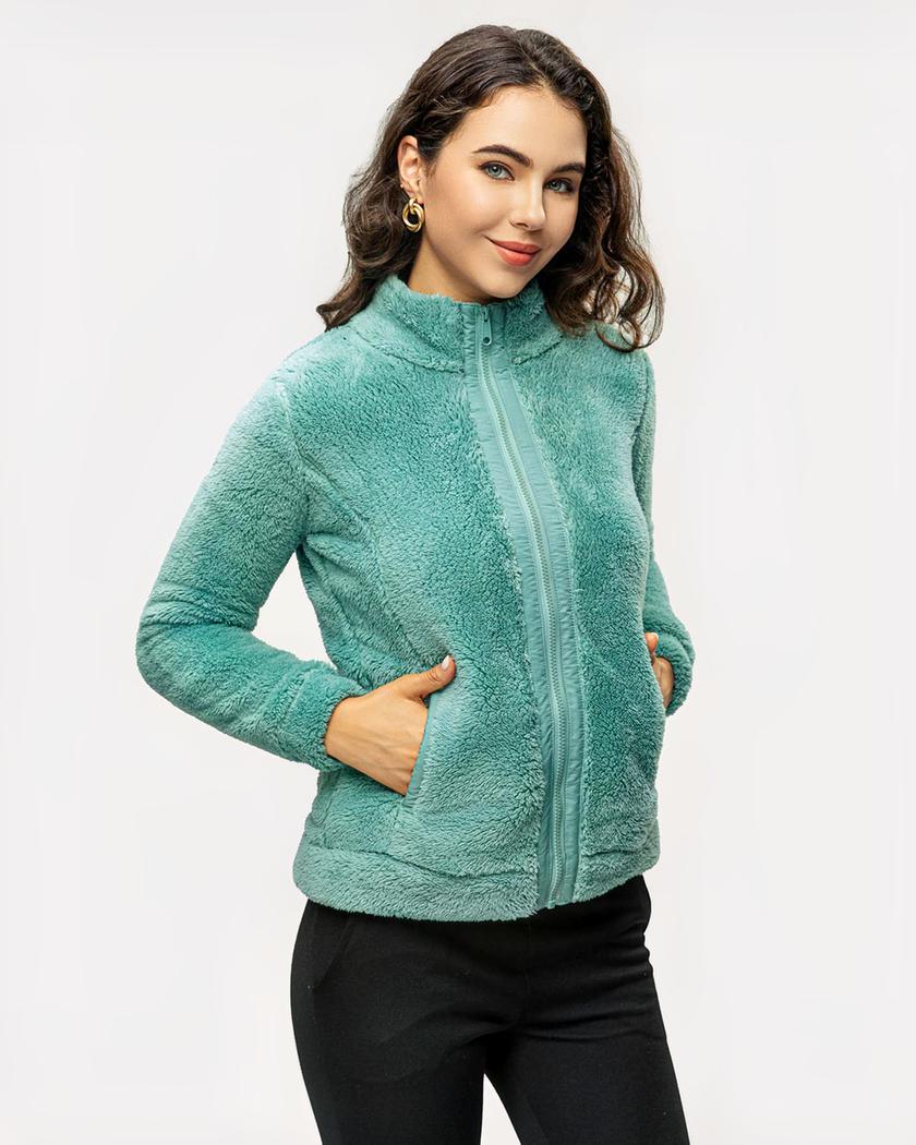 Blouson polaire à fermeture éclair pour femme Blouson polaire à fermeture éclair pour femme sur une femme sur fond gris
