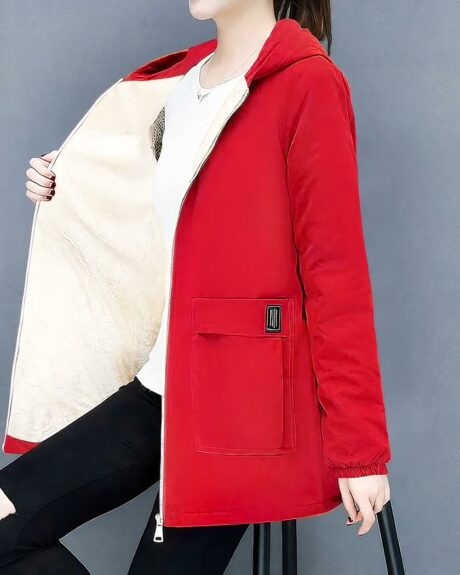 Blouson polaire décontracté avec pardessus à capuche pour femme sur une femme sur fond gris