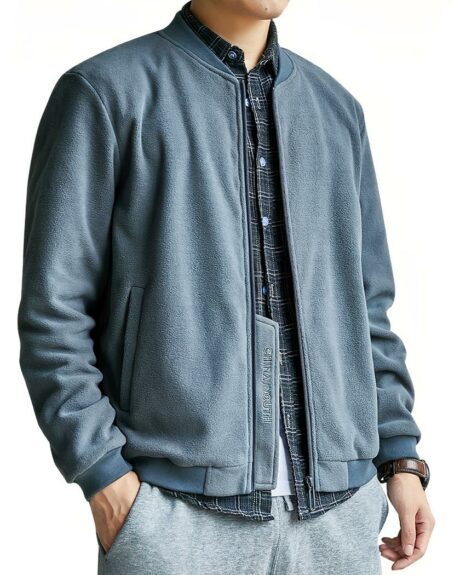 Blouson polaire homme, coupe cintrée, de couleur grise, porté par un homme