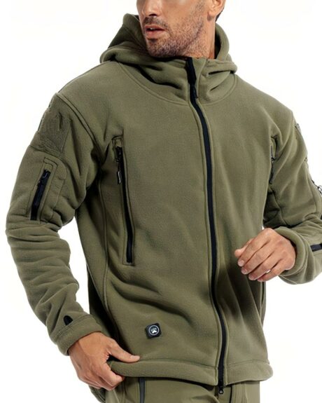 Blouson polaire homme, thermique à capuche, de couleur kaki, avec multipoche avec fermeture à glissière noir, porté par un homme