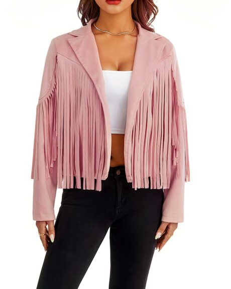 Blouson rose court à franges en coton pour femme porté par une femme sur fond blanc