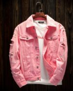 Blouson rose en jean avec trous et déchirures pour homme sur fond noir