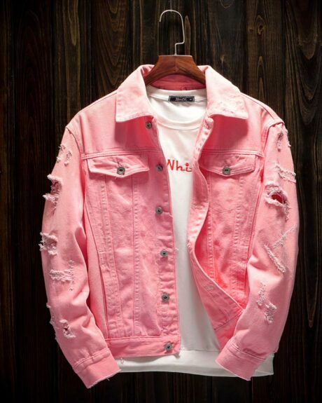 Blouson rose en jean avec trous et déchirures pour homme sur fond noir