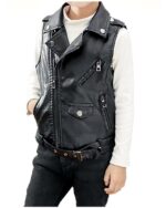 Un enfant portant un blouson en simili cuir sans manche sur fond blanc.