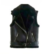 Blouson sans manche femme noir avec fourrure présenté sur fond blanc
