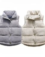Deux blousons sans manches côte à côte, un gris, un beige sur fond blanc.