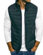 Blouson sans manches chaud et rembourré en coton pour homme porté par un homme sur fond blanc