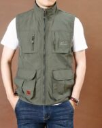 Blouson sans manches léger à col rabattu pour homme porté par un homme sur fond marron