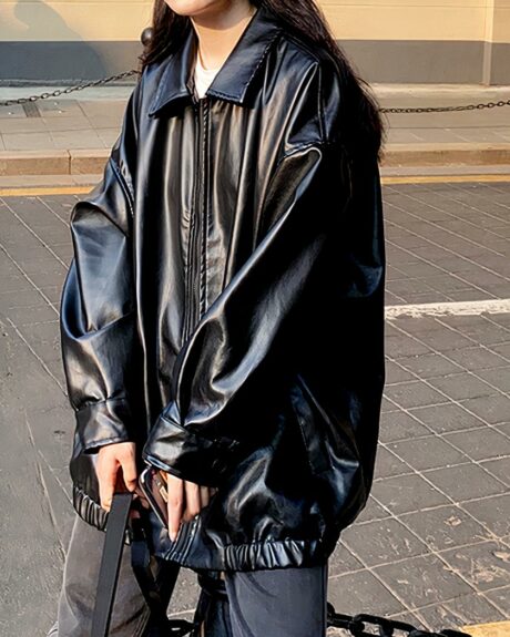 Blouson simili cuir femme ample noir porté par une femme dans la rue