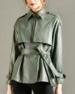 Blouson simili cuir femme avec ceinture porté par une jeune femme
