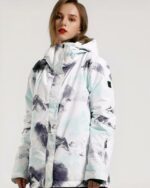 Blouson ski femme coupe-vent imperméable blanc présenté porté par une jeune femme