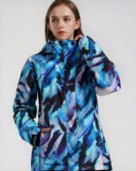Blouson ski femme coupe-vent imperméable bleu porté par une jeune fille sur fond gris