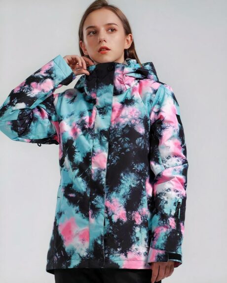 Blouson ski femme coupe-vent imperméable multicolore porté par une jeune fille