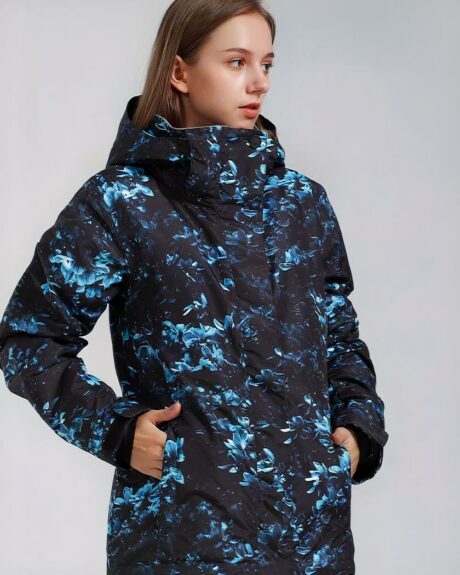 Blouson ski femme coupe-vent imperméable noir et bleu porté par une jeune fille sur fond gris