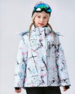Blouson ski fille blanc avec éclats multicolores porté par une jeune fille sur fond gris