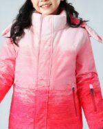 Blouson ski fille rose avec capuche porté par une petite fille dont on ne voit que le bas du visage