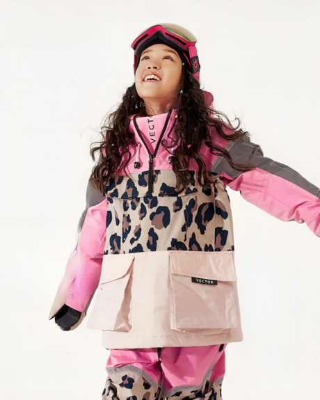 Blouson ski fille rose et blanc avec motif léopard porté par une fillette