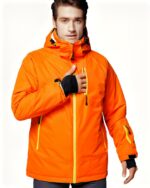 Blouson ski homme, imperméable à capuche, de couleur orange, avec fermeture à zipper porté par un homme