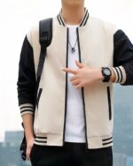 Blouson teddy beige cintré à col montant pour homme sur fond blanc et gris