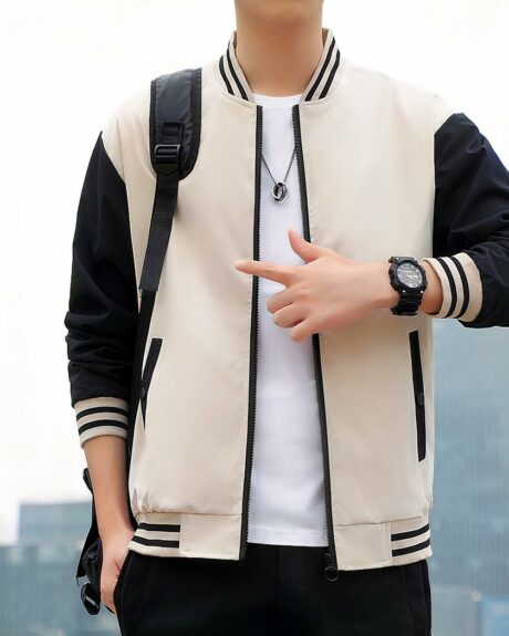 Blouson teddy beige cintré à col montant pour homme sur fond blanc et gris