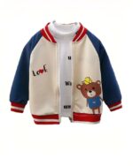 Blouson teddy beige avec un imprimé ourson sur fond blanc.