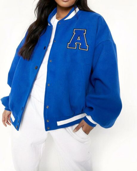 Blouson Teddy femme veste bleue américaine porté par une jeune fille dont on ne voit pas le visage