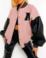 Blouson Teddy femme veste rose américaine porté par une jeune fille dont on ne voit pas le visage