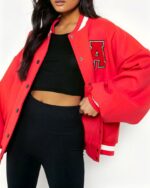 Blouson Teddy femme veste rouge américaine porté par une jeune femme dont on ne voit pas le visage